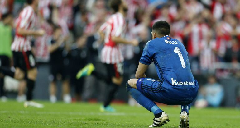 Rulli mira cabizbajo cómo celebran los jugadores del Athletic unos de los tres goles que encajó