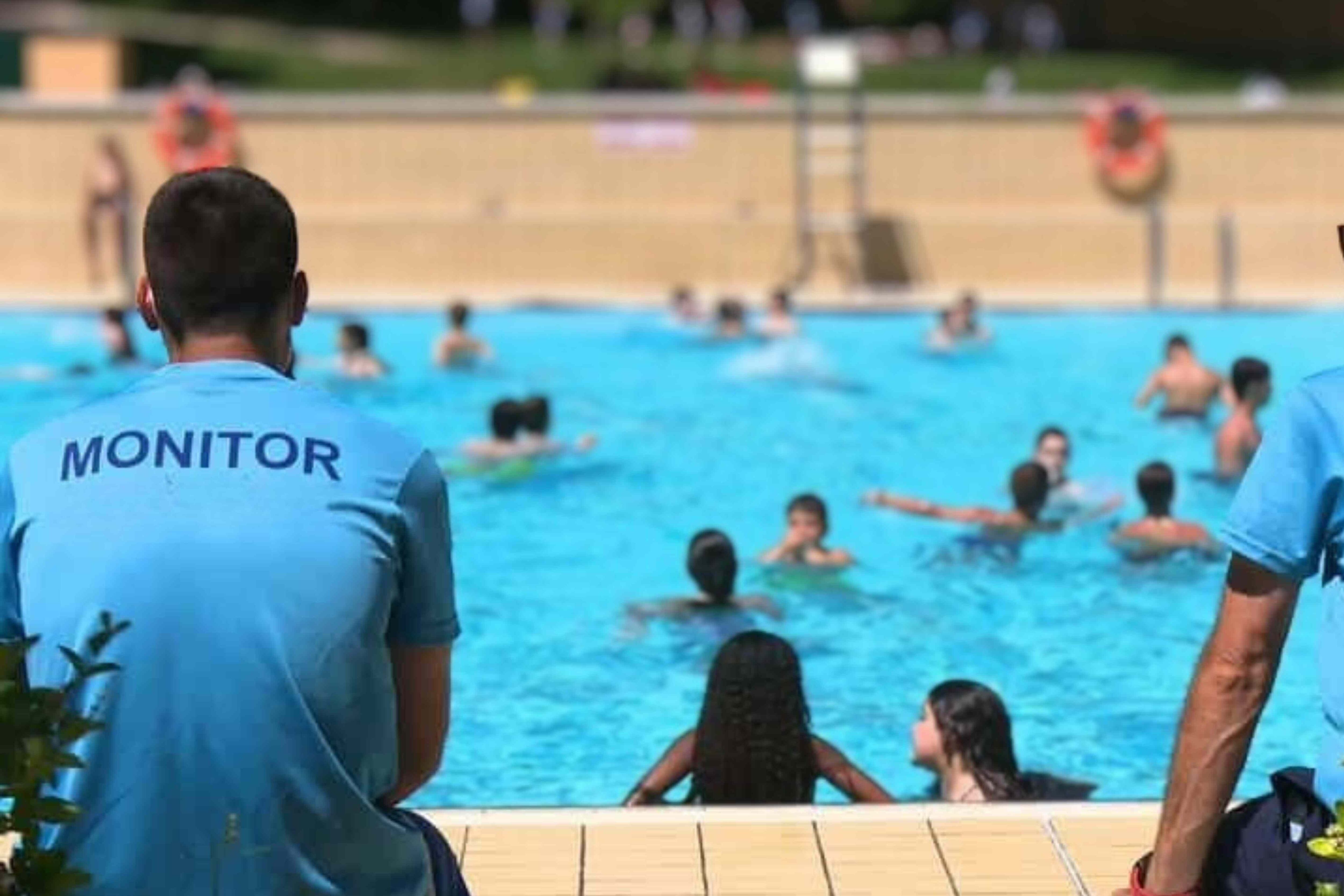 Monitores vigilando a los niños en una piscina