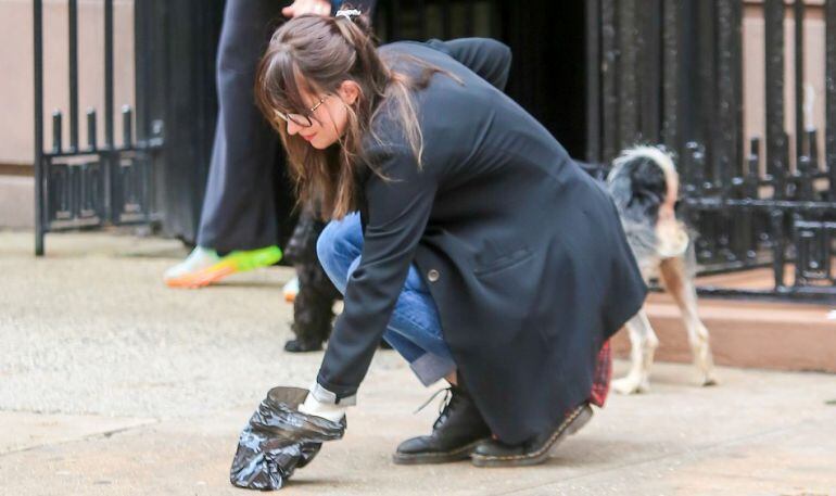 Una chica recoge la deposición de su mascota