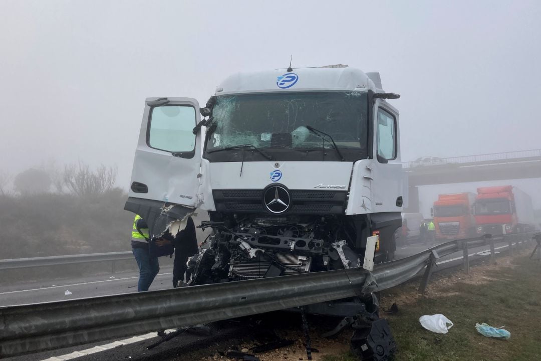 Un dels camions implicats en l'accident múltiple a l'AP-2 a Castelldans
