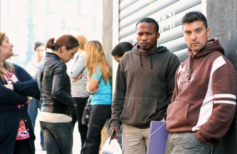 Cola en la oficina del INEM de Bilbao, en una fotografía de archivo.