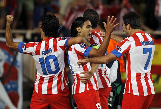 Los jugadores del Atlético de Madrid felicitan a Radamel Falcao tras la consecución del cero a uno.