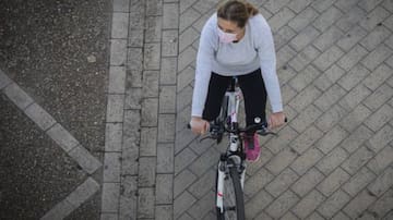 Euskadi cierra su cuarta peor semana de pandemia con un brusco aumento de los pacientes en UCI y 880 positivos