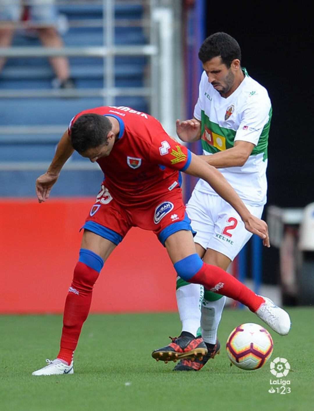 Brja Viguera protege el balón en el partido del pasado domingo ante el Elche.