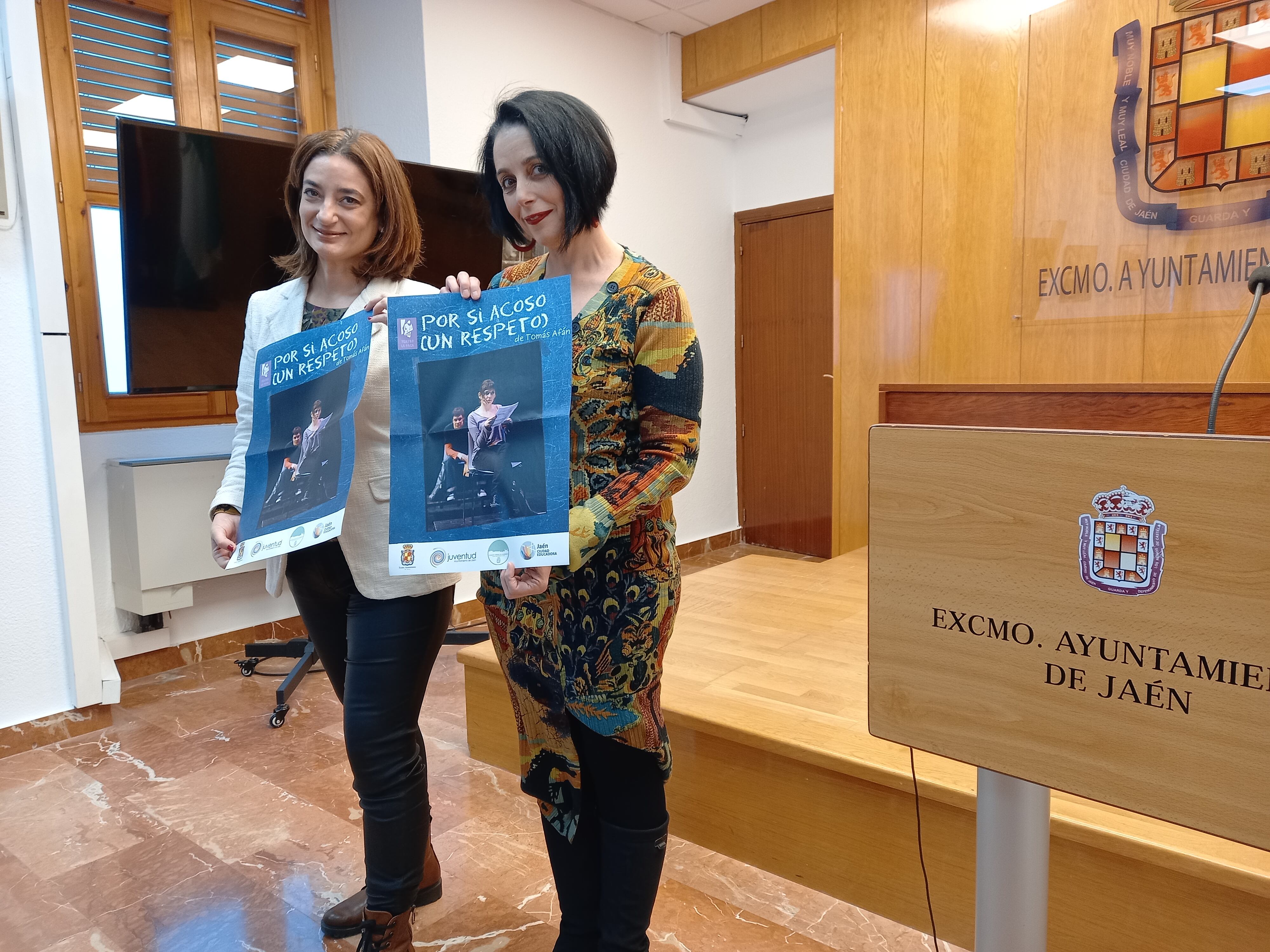 La concejala de Juventud, Eva Funes, y la directora de Teatro La Paca, Mari Carmen Gámez, con el cartel de la actividad.