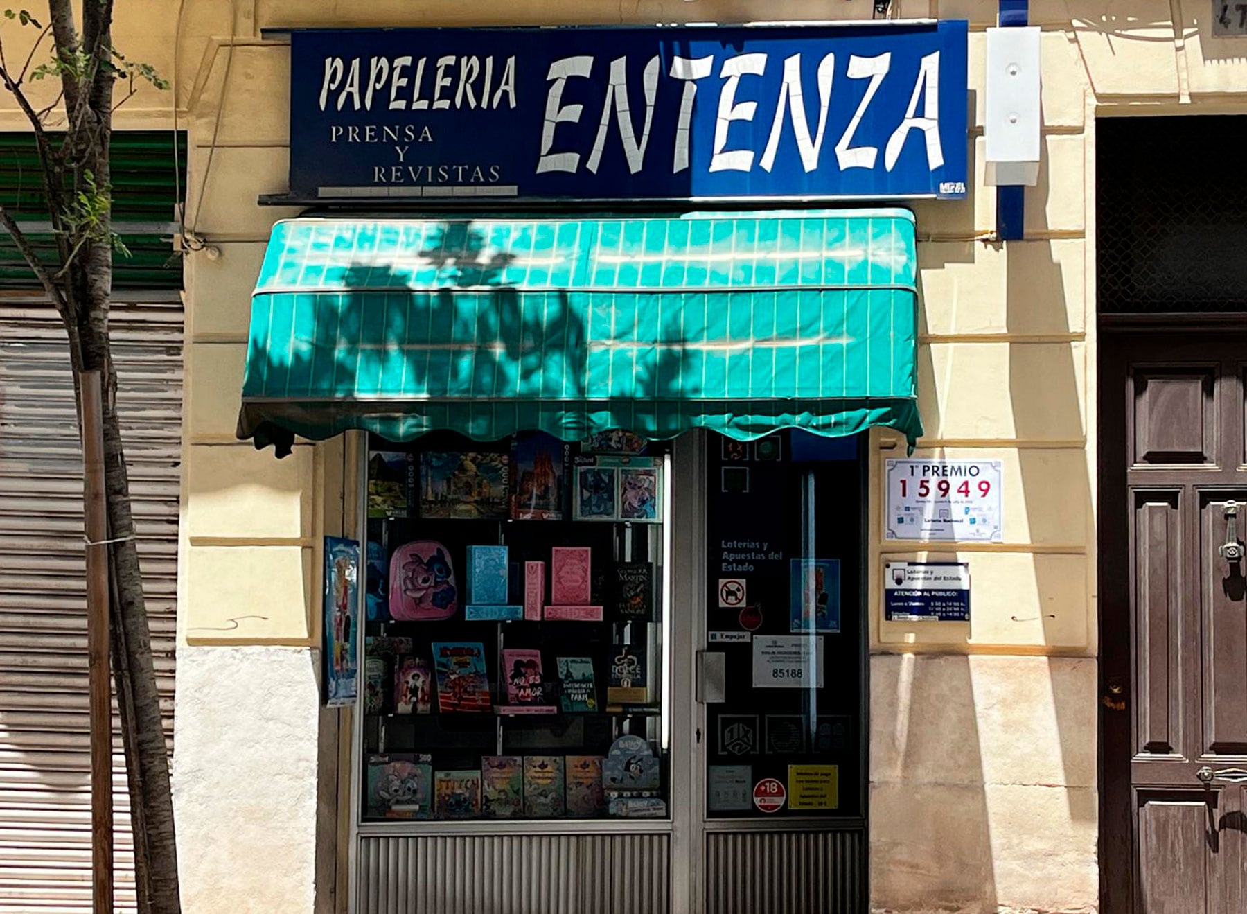 El cartel del premio vendido se puede ver en la fachada de la papelería