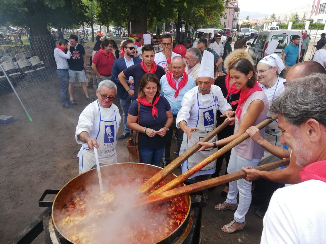 La ministra en funciones Reyes Maroto en la tradicional judiada de La Granja