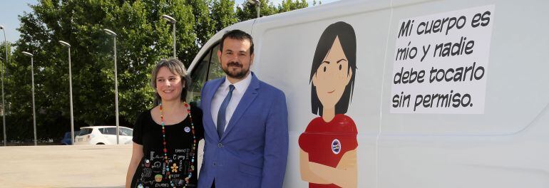 Araceli Martínez y Juan Ramón Amores en la presentación de la nueva campaña de concienciación contra la violencia machsita en Castilla-La Mancha