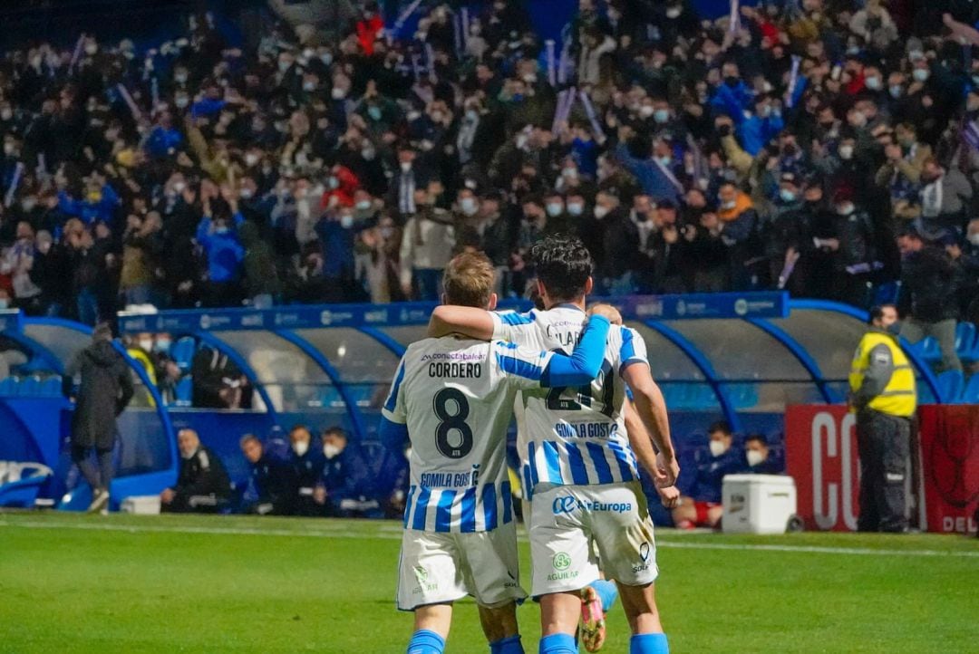 Ignasi y Cordero celebran un gol