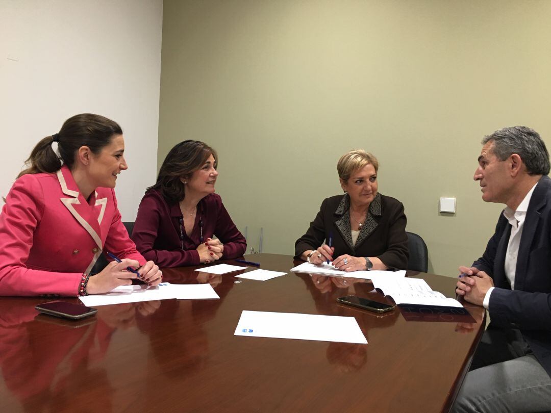 Candidatos del Partido Popular al Congreso y Senado durante una reunión en su sede