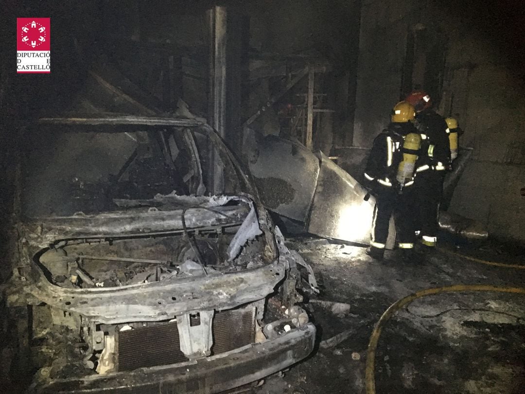El consorcio Provincial de Bomberos de Castellón durante la extinción del incendio.