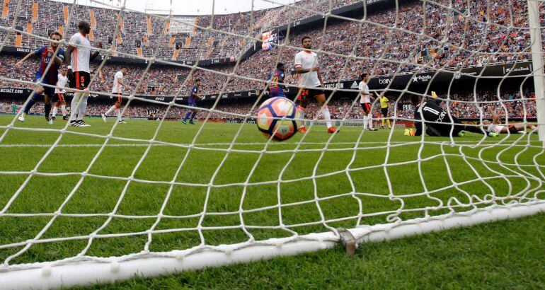 GRA285. VALENCIA, El segundo gol del FC Barcelona, marcado por el delantero uruguayo Luis Suárez, entra en la portería del Valencia CF durante el encuentro correspondiente a la novena jornada de primera división, que están disputado esta tarde en el estad