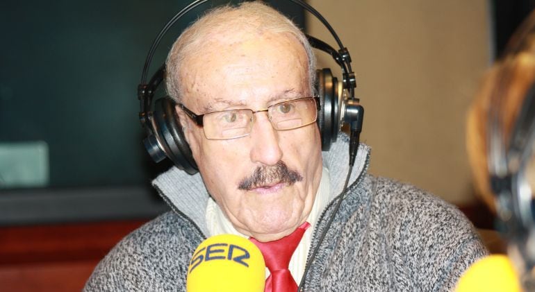 Valentí Huch, en los estudios de Radio Barcelona