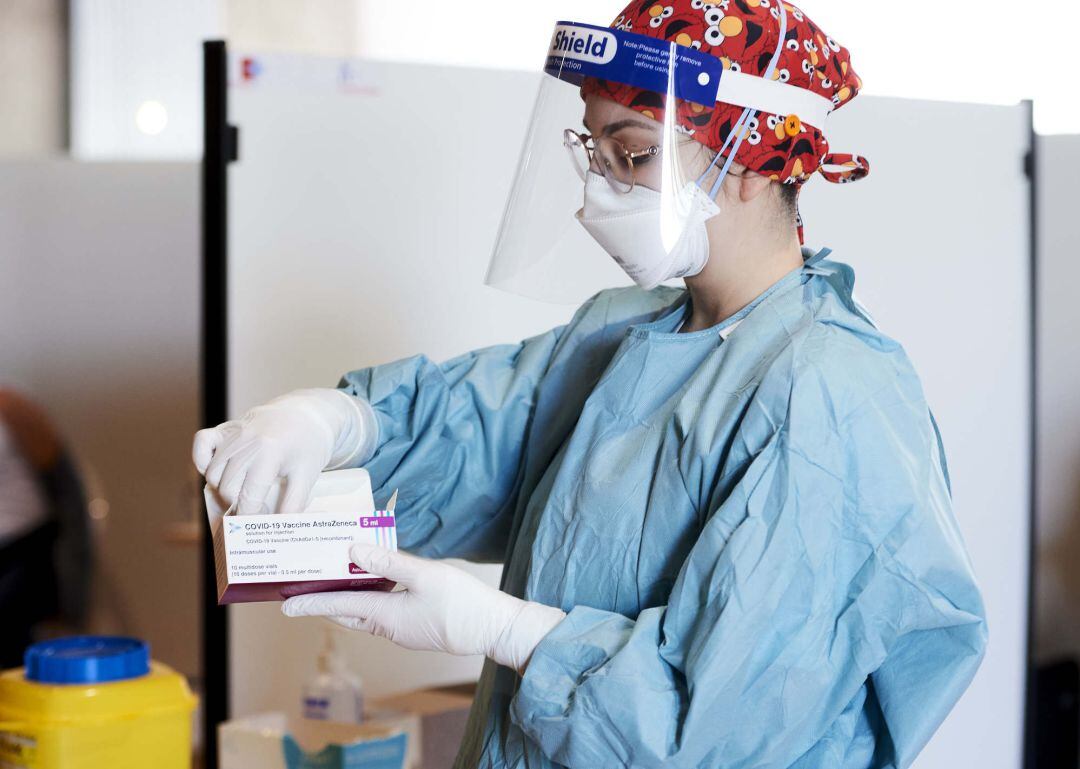 Una profesional sanitaria se prepara para vacunar