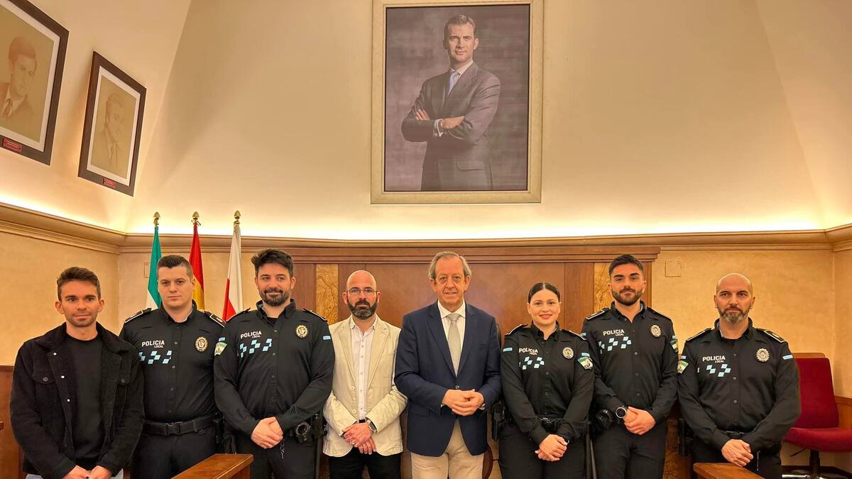 El alcalde de Andújar preside la toma de posesión de cinco agentes de la Policía Local y un trabajador social
