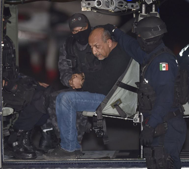 la policia federal de México, lleva a Servand Lopez, alias La Tuta, a la prisión de máxima seguridad tras ser detenido. El narcotraficante dirigía uno de los carteles dela droga y el crimen organizado mas importante de México. 