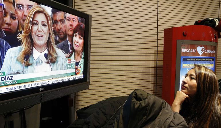 Una simpatizante del PSOE observa en la sede federal la comparecencia por televisión de la candidata socialista a la Presidencia de la Junta de Andalucía, Susana Díaz, para valorar los resultados de las elecciones, en las que ha conseguido 47 escaños