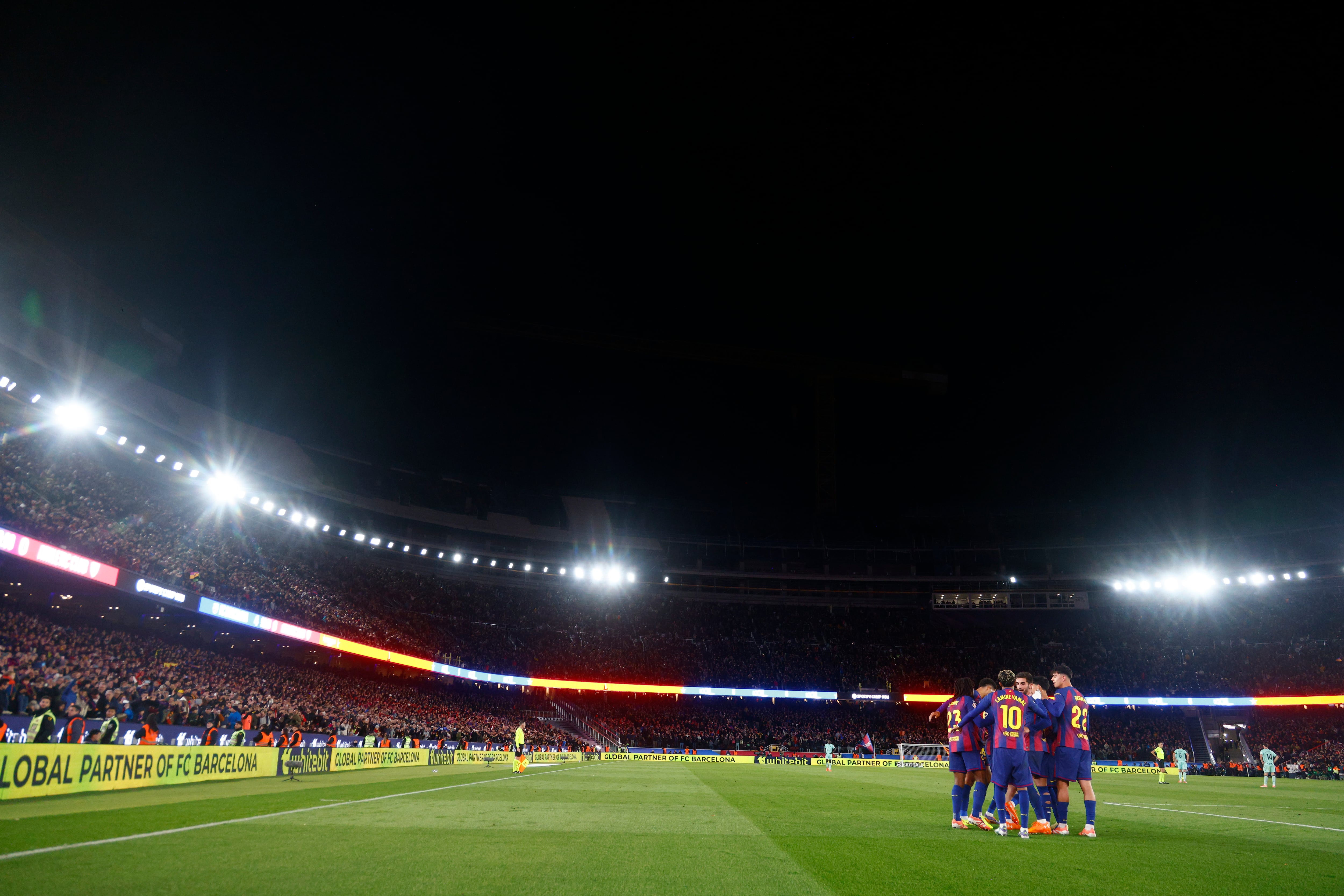 BARCELONA , 22/11/2025.- Los jugadores del Barcelona celebran su cuarto de su equipo, durante el partido de LaLiga entre el Barcelona y el Athletic Club, este sábado en el Camp Nou. EFE/ Quique García
