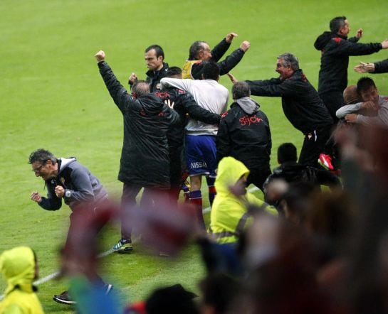 GRA749. OVIEDO, 20/04/2016.-GIJÓN (ASTURIAS) 20/04/2016.- El banquillo del Sporting celebra el gol de Isma López, gol de la victoria ante el Sevilla, durante el partido correspondiente a la trigésimo cuarta jornada de la Liga que se disputa esta noche en 