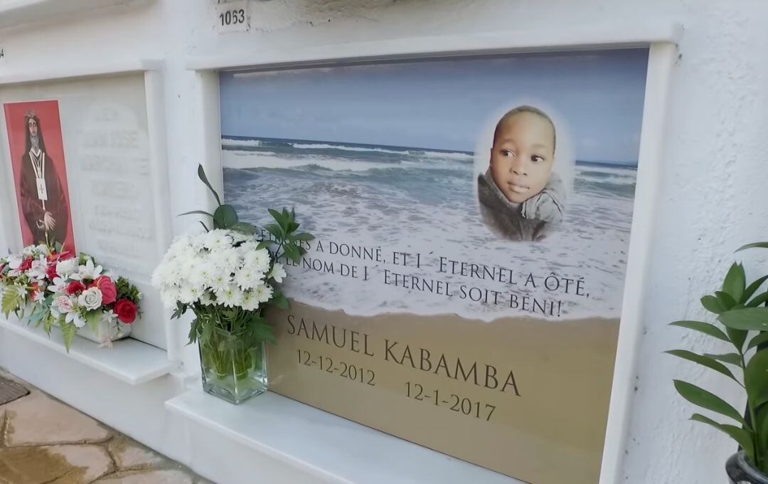 Imagen de la lápida de Samuel Kabamba en el cementerio de Barbate