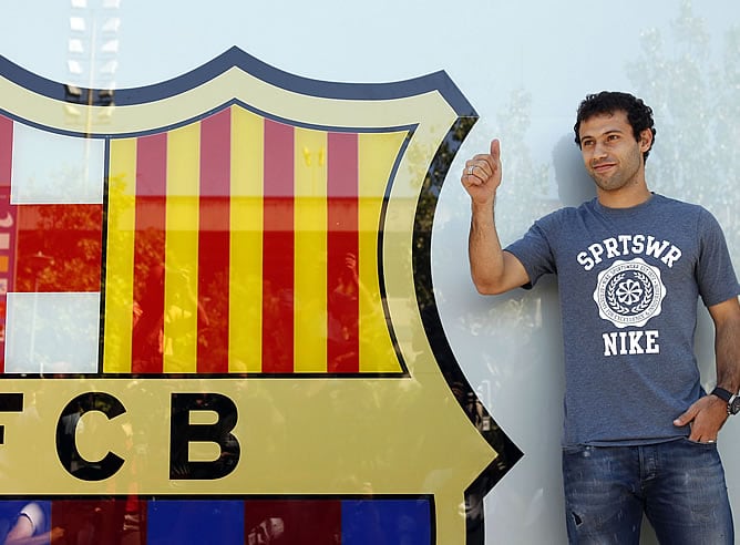 Mascherano posa junto con el escudo del Barça