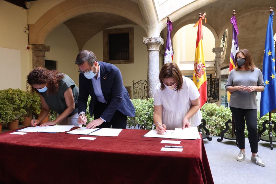 Firma del acuerdo entre Govern, Cort y Consell de Mallorca.