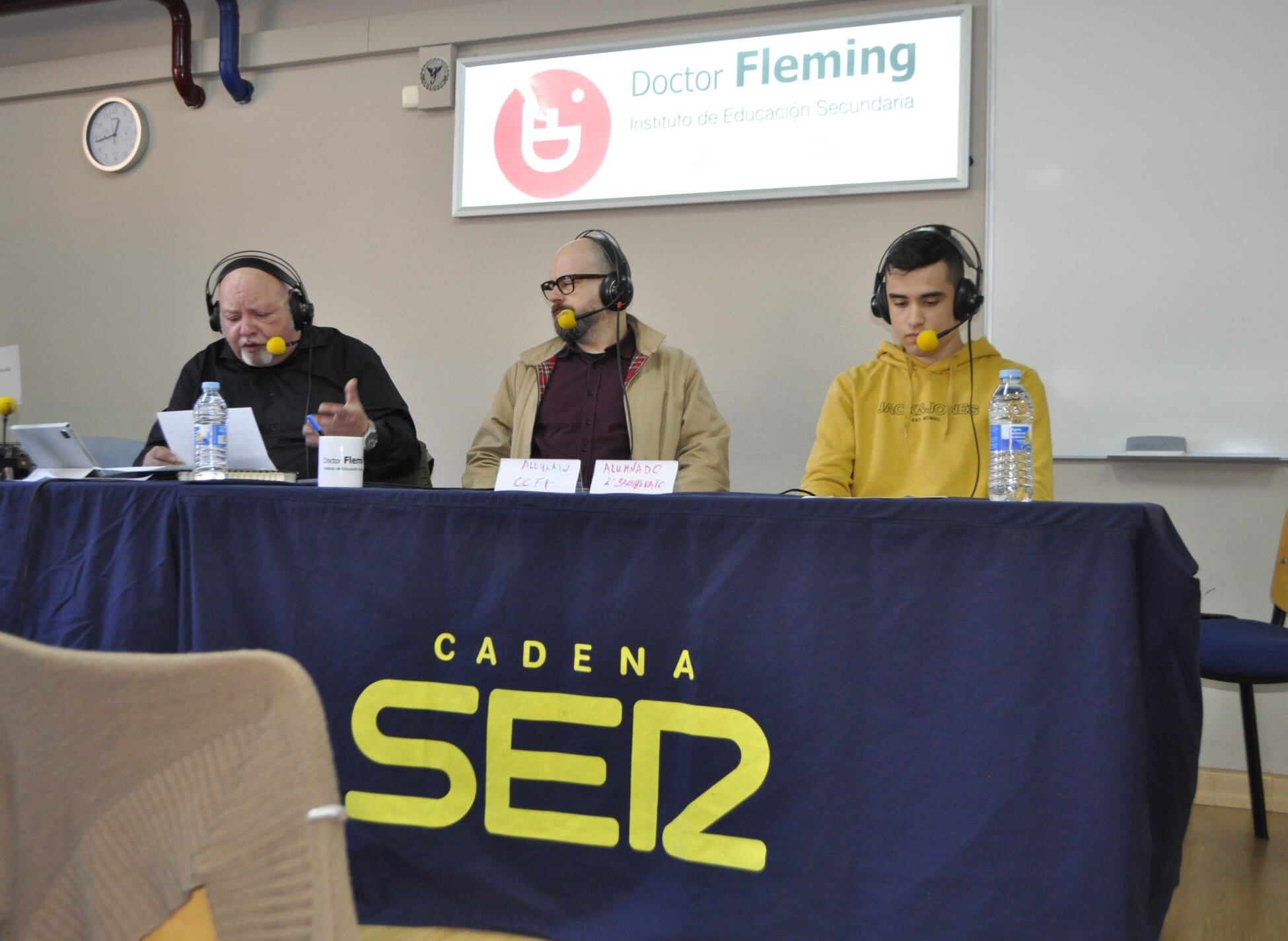 Pablo de María, en el centro, y el alumno Manuel Muñoz Molina, a la izquierda