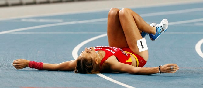 La española celebra en el suelo su medalla de bronce en los mundiales de atletismo de Corea del Sur