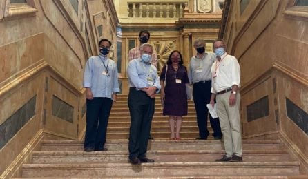 Antonio Sánchez, Guillermo Morán, Esther Cruces junto a Salomón Hachuel, Diego Suárez y Antonio Yèlamo en las escaleras del Archivo de Indias