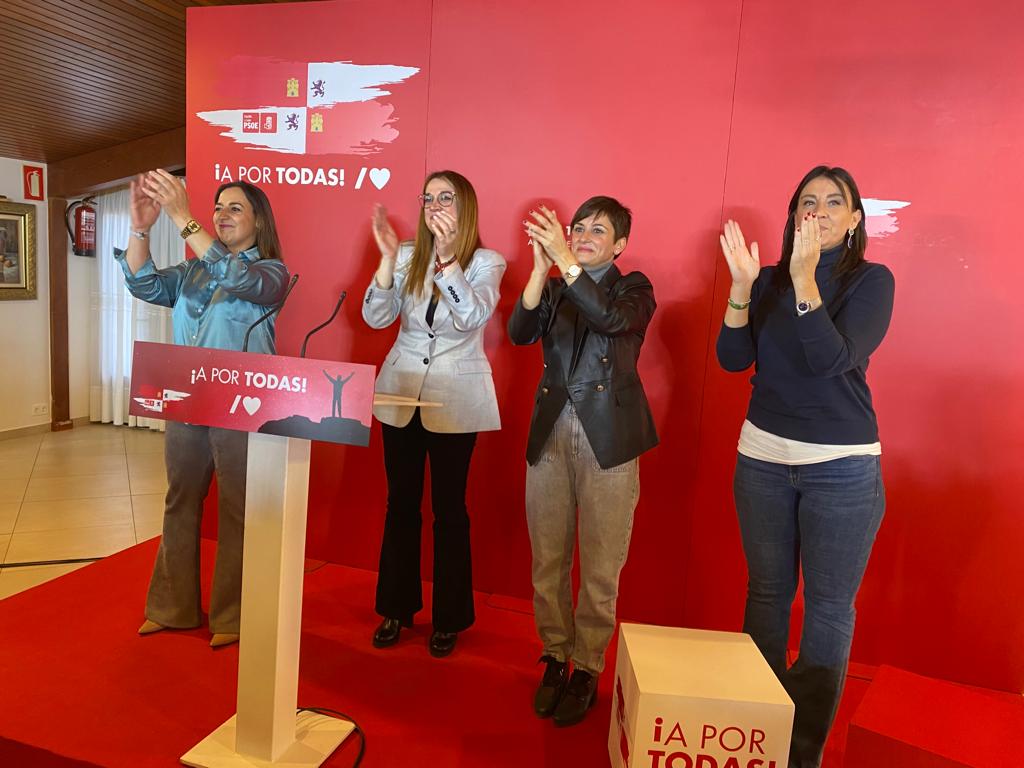 De izquierda a derecha. Miriam Andrés, secretaria del PSOE en Palencia, Cristina Párbole, candidata socialista a la alcaldía en Aguilar de Campoo, Isabel Rodríguez, ministra de Política Territorial y Ana Sánchez, secretaria de Organización del PSCyL