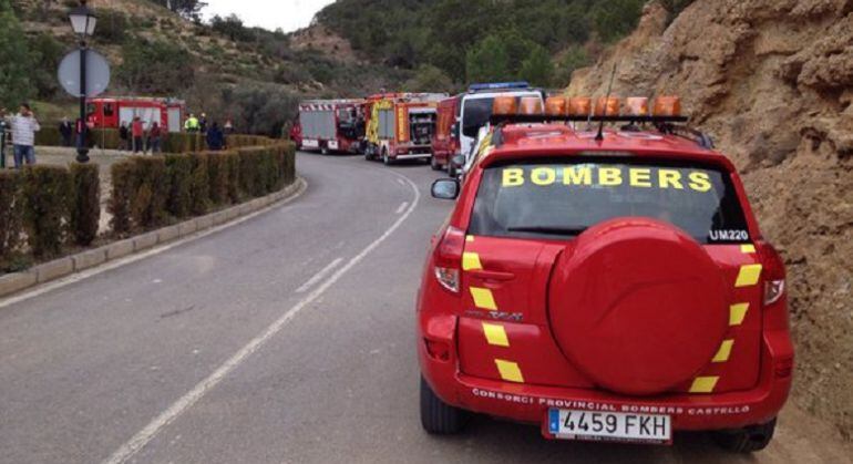 Efectivos de bomberos y Guardia Civil en el lugar del accidente (Cirat) en el que han perdido la vida dos jóvenes al caer por un barranco el vehículo en el que viajaban