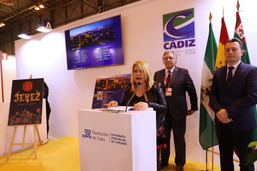 Mamen Sánchez, alcaldesa de Jerez, acompañada de los delegados municipales Paco Camas y Santiago Galván, durante la presentación de Jerez en Fitur