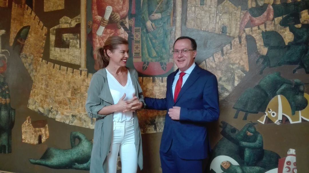 Clara San Damián junto al Subdelegado del Gobierno, Ángel Blanco