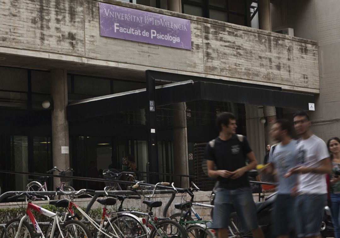 Varios estudiantes pasan por delante de la Facultad de Psicología de la Universitat de València, en el campus de Blasco Ibáñez