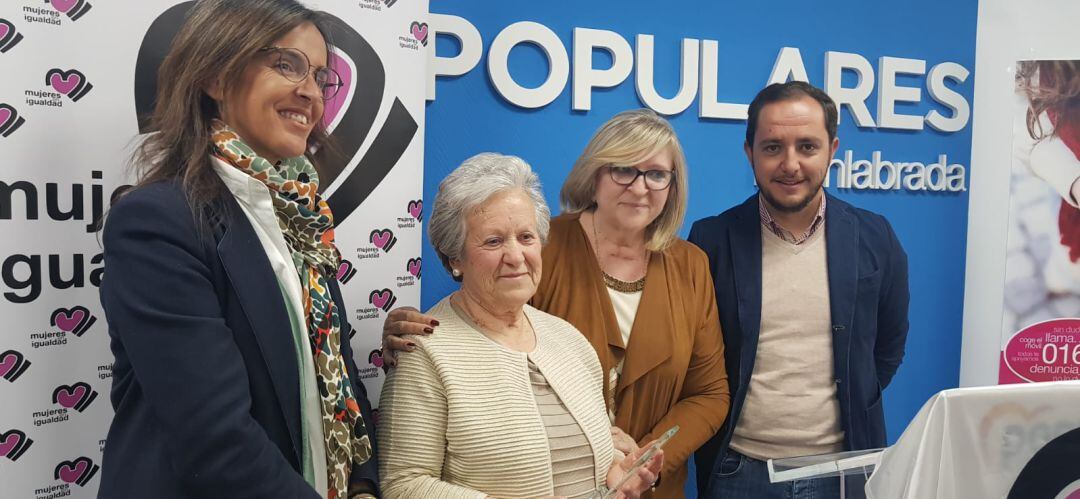 Fabriciana Ballesteros junto con las presidentas de Mujeres en Igualdad de Fuenlabrada y Madrid y con el portavoz del PP en la ciudad. 