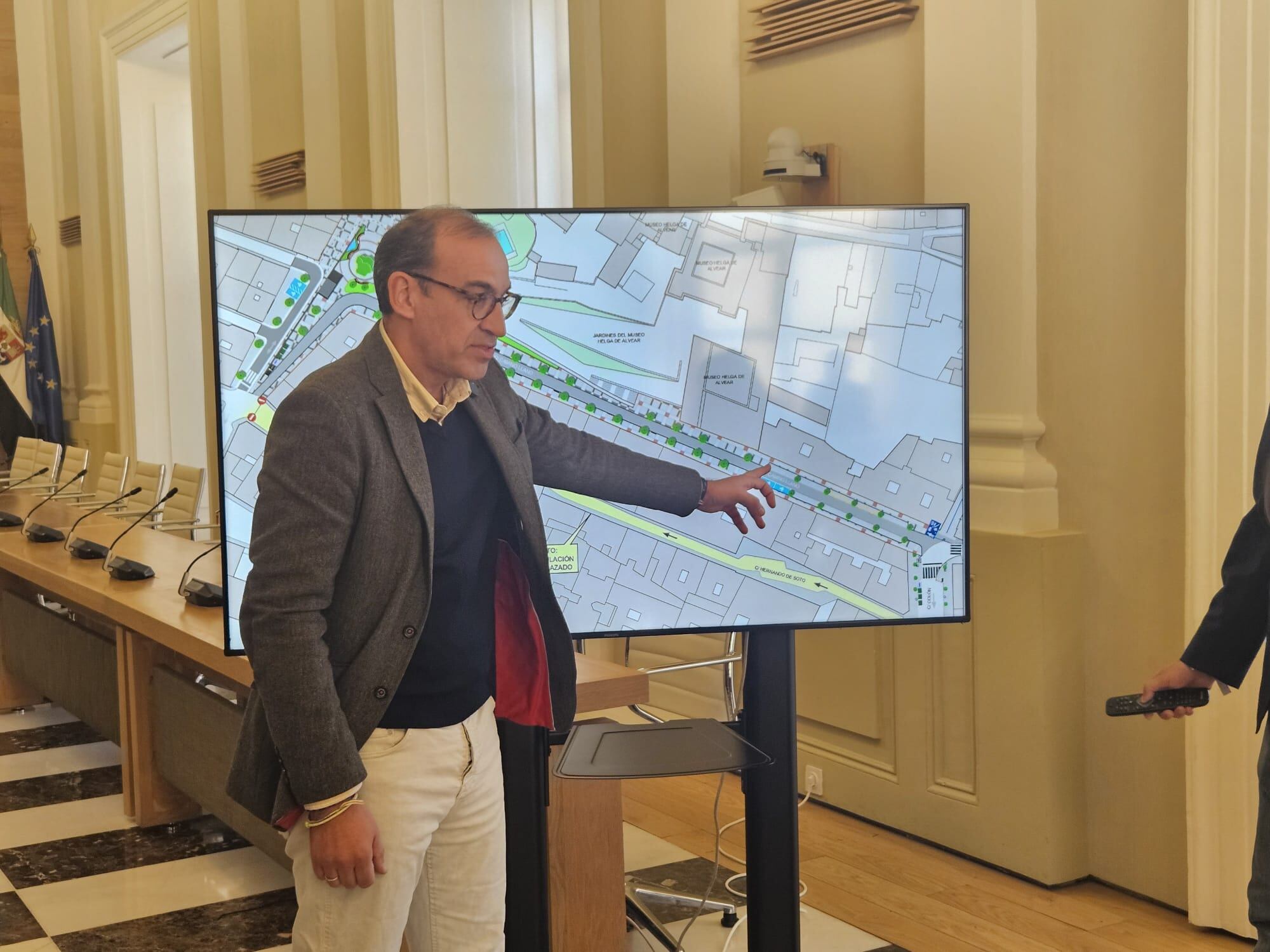 El alcalde de Cáceres, Rafa Mateos, presentando el proyecto de remodelación de la plaza Marrón y la calle Camino Llano