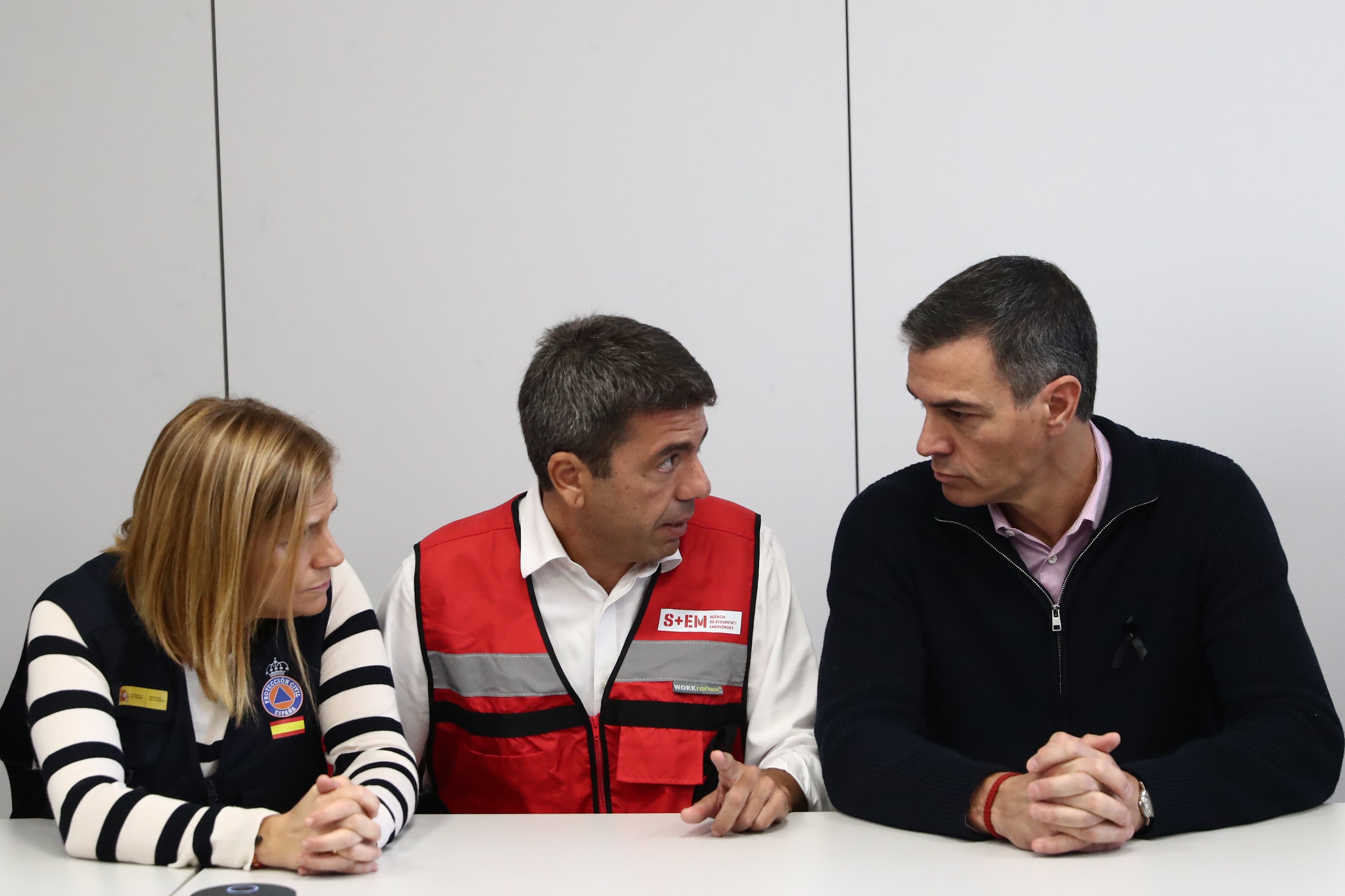 El presidente del Gobierno, Pedro Sánchez (d), habla con el president de la Generalitat, Carlos Mazón (c), y con la delegada del Gobierno en la Comunitad Valenciana, Pilar Bernabé, durante su visita este jueves al Centro de Coordinación Operativo Integrado (CECOPI) de la Comunitat Valenciana