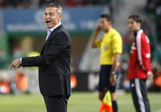 El entrenador del Elche Fran Escribá da instrucciones a sus jugadores