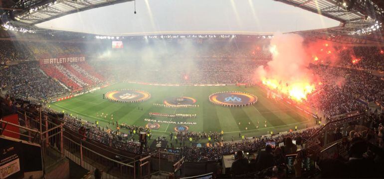 A la izquierda, el fondo del Atlético, a la derecha, el del Olympique, lleno de bengalas 