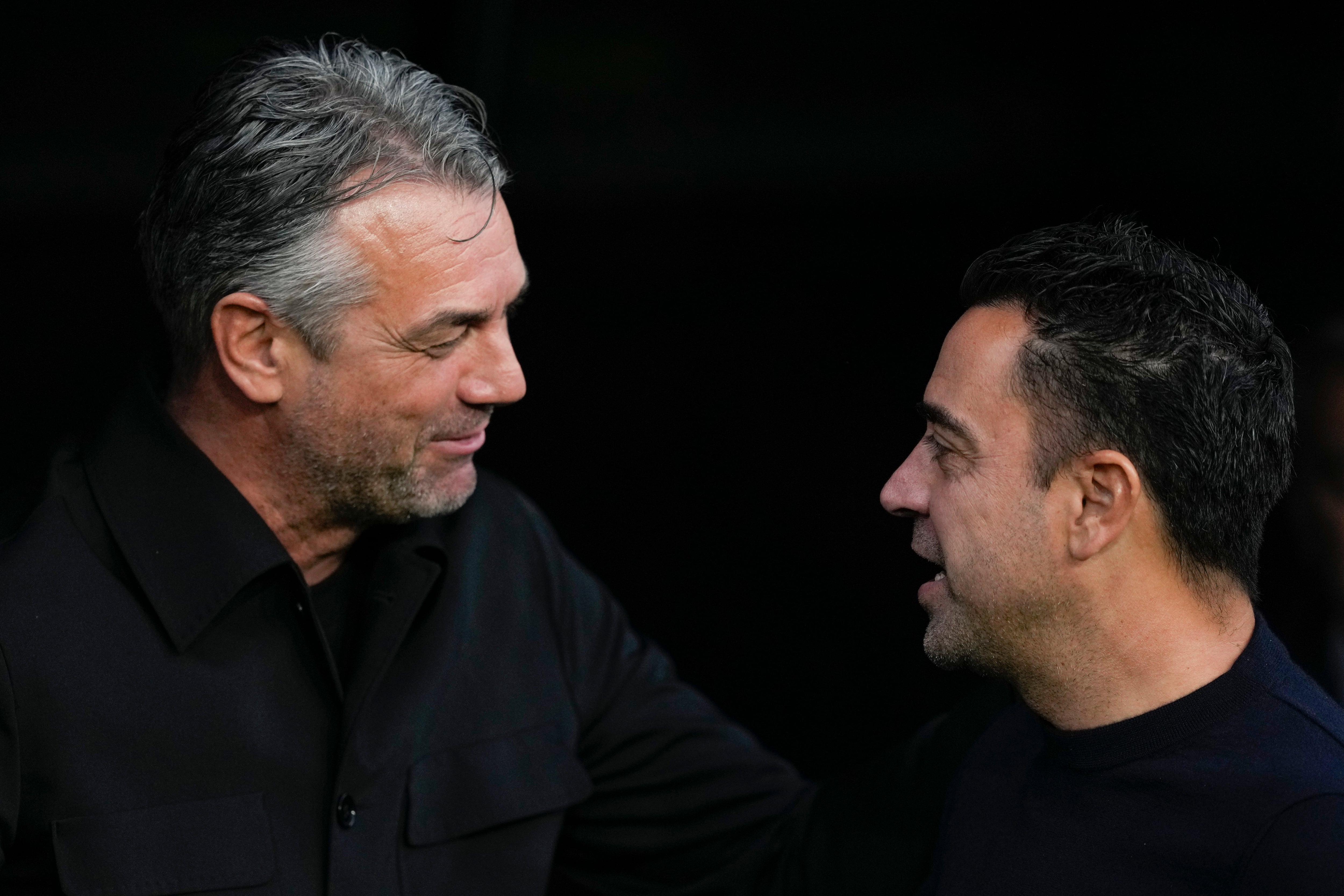 El entrenador del Barcelona, Xavi Hernández saluda al del Shakhtar, el croata Marino Pusic, antes del partido de Liga de Campeones