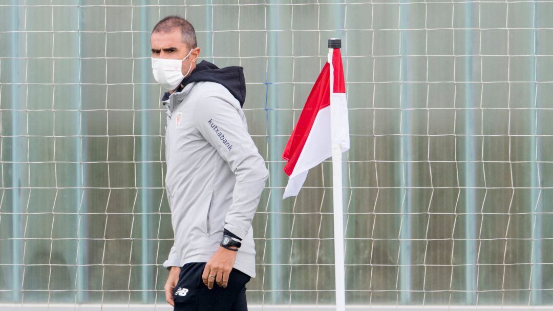 Gaizka Garitano, durante un entrenamiento en Lezama