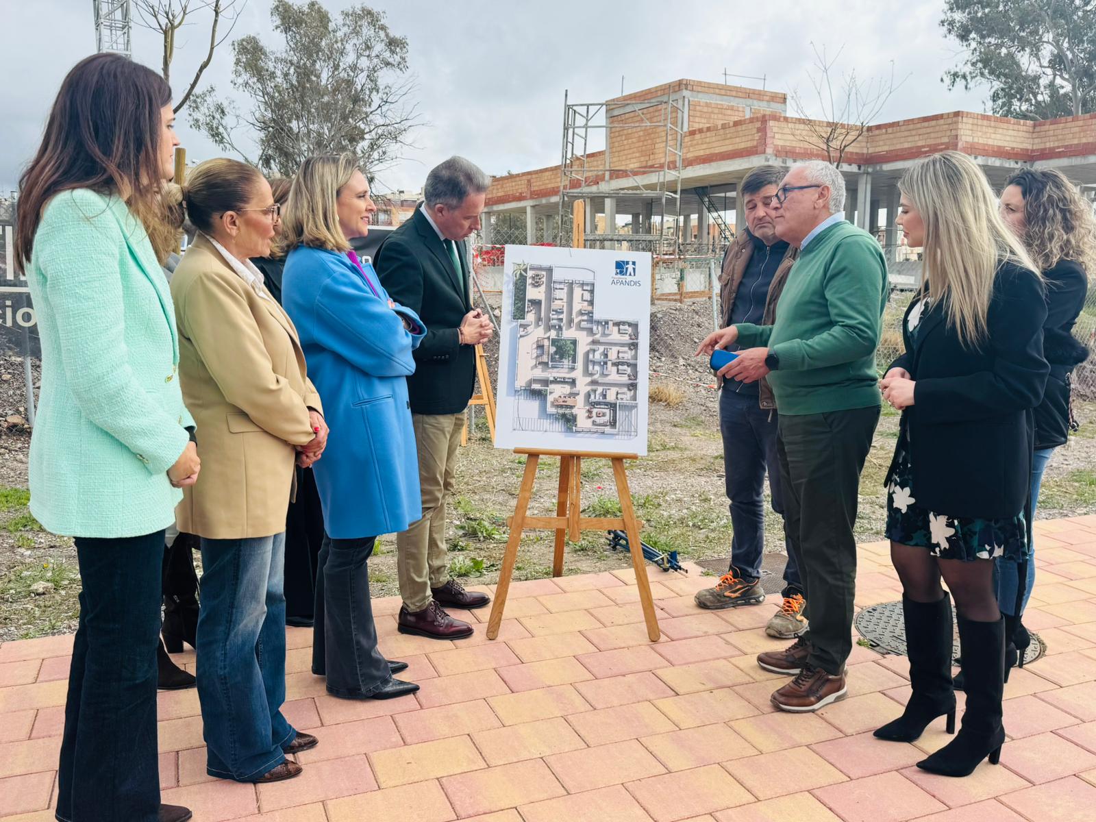 Fulgencio Gil, alcalde de Lorca, junto al presidente de Apandis y otras autoridades