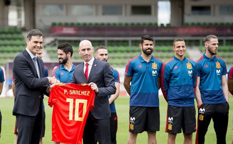 Pedro Sánchez recibe la camiseta de la selección española con su nombre de manos de Rubiales ante la presencia de De Gea, Costa y Rodrigo entre otros