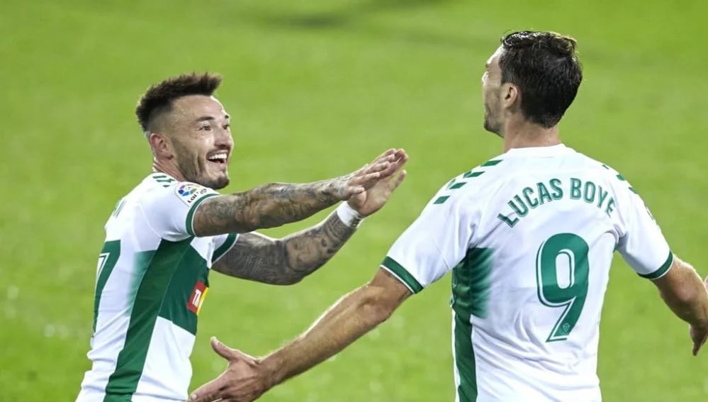 Josan felicita a Lucas Boyé tras marcar un gol con el Elche