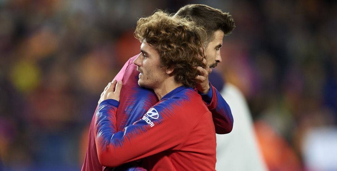 Griezmann y Piqué, se abrazan durante el último Barcelona vs Atlético