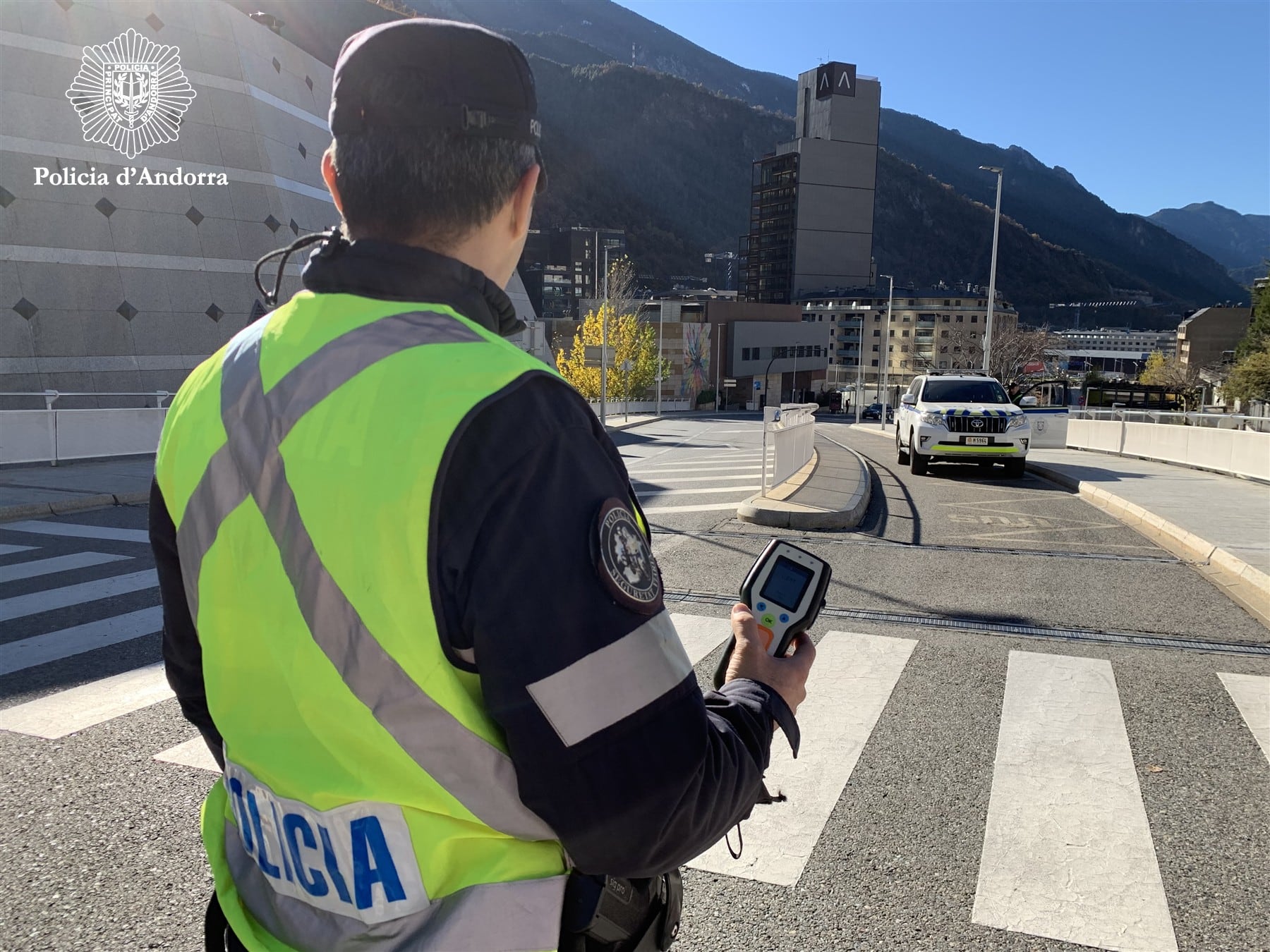 Un agent de policia durant la campanya de controls d'alcoholèmia de Pasqua