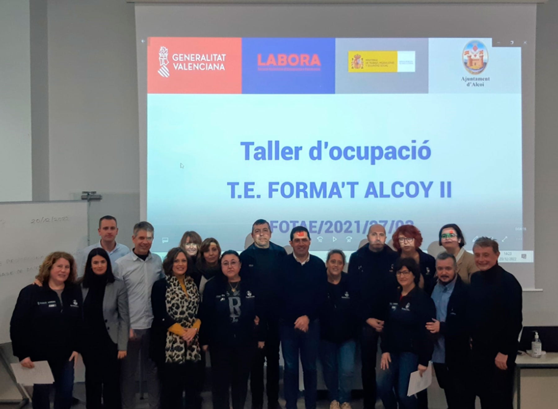 Foto de familia de la clausura del taller