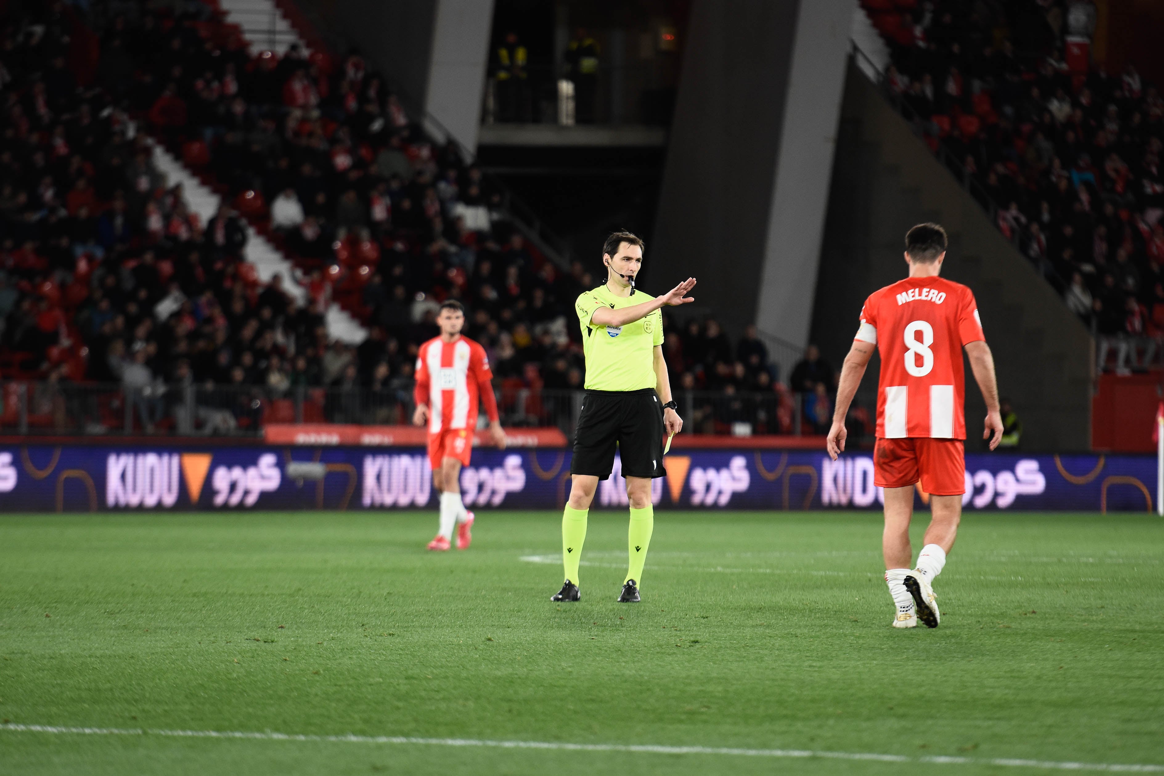 El colegiado vasco espera noticias de la sala VAR sobre el penalti a Luis Suárez.