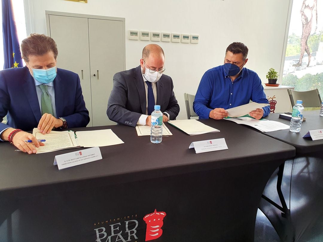 Momento de la firma del convenio entre el Ayuntamiento de Bedmar y Caja Rural de Jaén