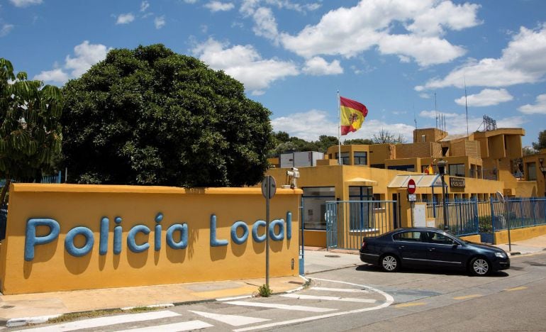 Vista exterior de la comisaría de la Policía Local de la localidad malagueña de Estepona a la que pertenecen los policías que han sido suspendidos de manera cautelar de empleo y sueldo y se encuentran detenidos por la Policía Nacional como presuntos respo